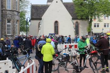 Volksradfahren der CDU - Rund 200 Freundinnen und Freunde des Radsports warten auf den Start.