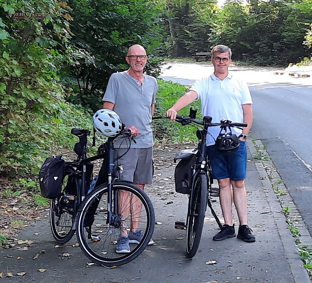 Das Bild zeigt Thomas Ahle (li.) und Michael Biermann Ecke Friedrich-Bayer-Strae / Hiddentruper Strae in Hiddentrup. Hier endet der Radweg abrupt im Nichts in einer unbersichtlichen und gefhrlichen Kurve.